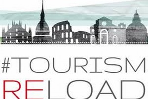 Logo evento #TourismReload con skyline di città italiane, focus su turismo e ripartenza del settore.