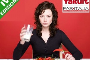 Donna con bicchiere di latte e peperoncini, promo Yakult IV edizione FAS Italia